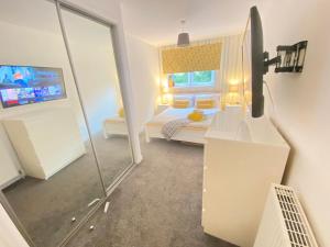 佩斯利Paisley Central Apartment的一间小卧室,配有一张床和镜子