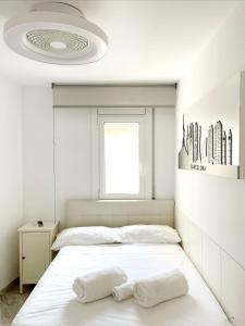 埃勒凡达尔Open Sky, Apartamento con solárium privado y barbacoa的一间卧室配有一张床,上面有两条毛巾