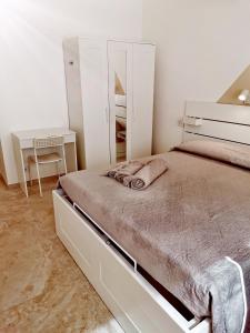 Venegono Superiore"Nonna Maria"的白色卧室配有床和书桌