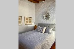 特吉塞Casa Alegria II的一间卧室配有一张带蓝色棉被的床