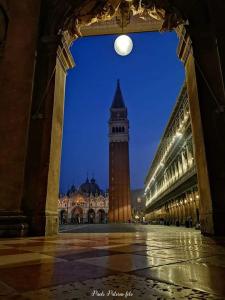 威尼斯Residence Castello Venezia的钟楼大楼中的一个大型钟楼
