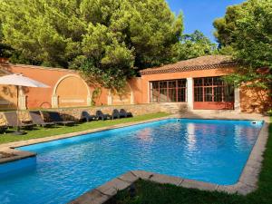 VentabrenLe Pool House - Private Jacuzzi - Mas des Sous Bois的一座房子后院的游泳池