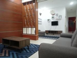 关丹LEBOK HOMESTAY AIRPORT KUANTAN的带沙发和咖啡桌的客厅