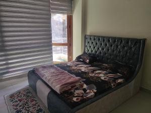 2BHK Furnished Apartment/Near Kasauli/Barog/Luv Fun & Adventure客房内的一张或多张床位