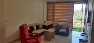 2BHK Furnished Apartment/Near Kasauli/Barog/Luv Fun & Adventure的休息区