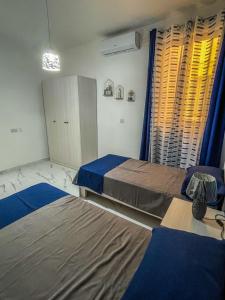 克伦蒂Sun Sea Living Gozo的一间卧室设有两张床和两个窗户。