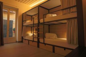 格拉纳达Hostel Nüt的一间客房内配有两张双层床的房间