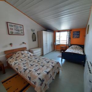 里夫杜海滩Ostréane-en-Ré的一间卧室,配有两张床