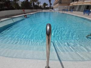 阿罗纳playa honda luxury的水中带有金属物体的游泳池