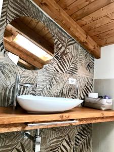 卡塔尼亚Sabbinirica House的木制柜台上带白色水槽的浴室