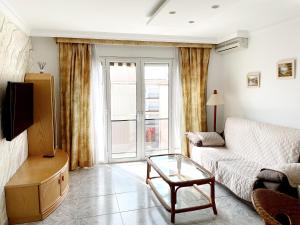 埃勒凡达尔Open Sky, Apartamento con solárium privado y barbacoa的客厅配有沙发和桌子