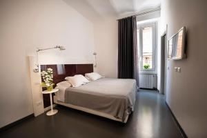 罗马乌贝斗兽场酒店的一间卧室设有一张床和一个窗口