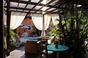 坎布里皮涅罗旅馆的一个带游泳池的庭院和种植了植物的房间