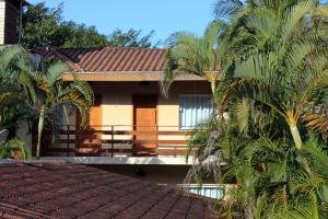 坎布里皮涅罗旅馆的前面有棕榈树的房子
