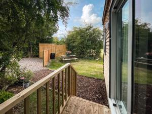 威克Shepherds hut Bath的阳台享有庭院的景致,配有野餐桌。