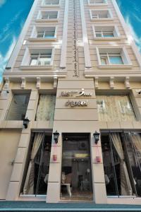 伊斯坦布尔加斯特酒店的享有大楼前方的景致