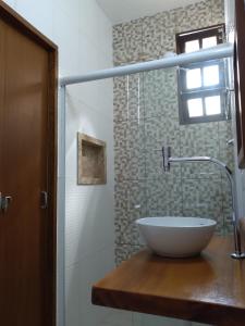 特林达德Pousada Marimbá的一个带碗水槽的柜台浴室