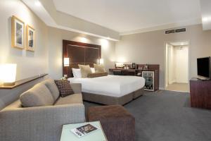 阿莫拉河畔步行酒店客房内的一张或多张床位