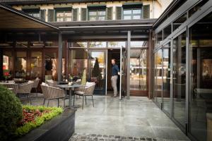 Varsseveld德普罗格霍恩餐厅酒店的站在建筑物门口的人