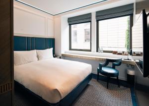 伦敦Page8, Page Hotels的卧室配有一张床、一张书桌和窗户。
