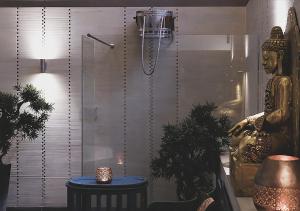 哥本哈根亚瑟库隆酒店的一间设有雕像和台灯的桌子的房间