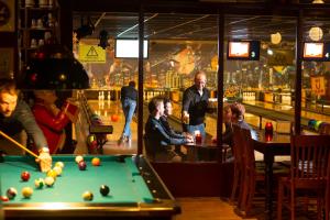 Varsseveld德普罗格霍恩餐厅酒店的一群人在酒吧打台球