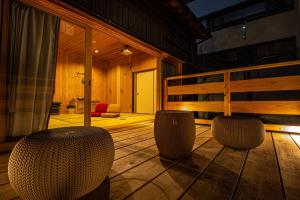福冈Machiya Villa Seian - Vacation STAY 11749的两个凳子坐在一个房间里木地板上