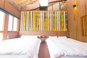 福冈Machiya Villa Seian - Vacation STAY 11749的一张木墙的房间里设有两张床