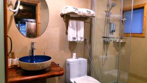 三江三江南夷民宿的一间带水槽、卫生间和淋浴的浴室