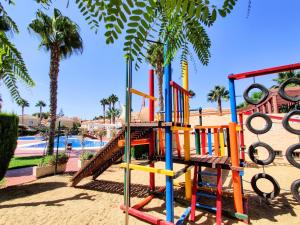 维拉Villa Laguna - your duplex in the sun!的一个带游泳池的度假村内的一个色彩缤纷的游乐场