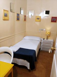 马德里拉丰塔纳旅馆的小房间设有两张床和一张桌子