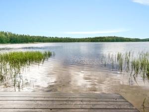 凯里迈基Holiday Home Matkonranta by Interhome的享有湖景,设有木制码头