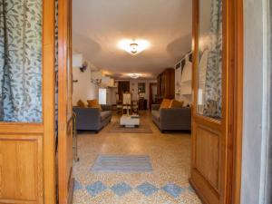 彼得拉桑塔Apartment Serenella by Interhome的走廊通往带沙发的客厅