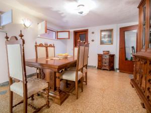 彼得拉桑塔Apartment Serenella by Interhome的一间带木桌和椅子的用餐室