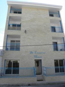 拉纳卡圣拉萨洛斯公寓的建筑的侧面设有蓝色阳台