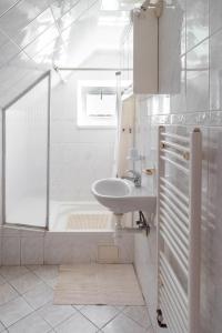 波达雅斯卡Podhájska - Apartmány Pod Orechom的白色的浴室设有水槽和浴缸。