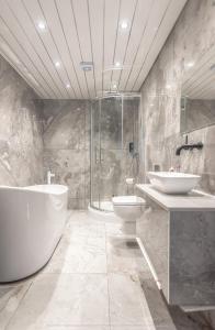 Beautiful modern open plan living with Hot Tub的一间浴室