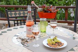 阿德耶Los Geranios, Close to BEACH, Puerto Colon, YellowCat 2的一张桌子,上面放着一瓶葡萄酒和一盘水果