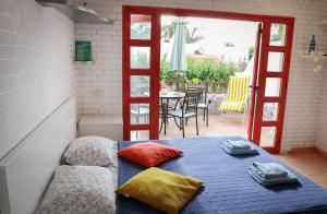 阿德耶Los Geranios, Close to BEACH, Puerto Colon, YellowCat 2的一间卧室配有一张带两个枕头的床
