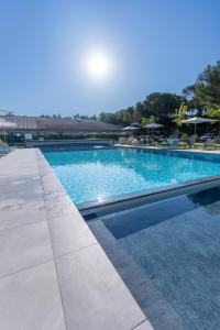 卡布列斯卡布列斯基里亚德 - 活动计划公寓式酒店的蓝色海水大型游泳池