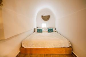 科帕罗Vila Leon - Old Qeparo的一间小卧室,卧室内配有一张床铺