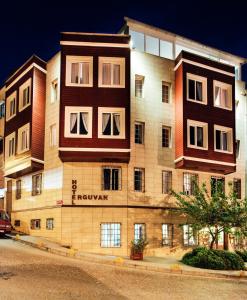 伊斯坦布尔犹太树特殊类别酒店的街道边的建筑物