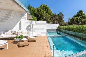 ME Ibiza - The Leading Hotels of the World内部或周边的泳池
