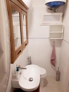罗马Studio apartment, super position的一间小型浴室,内设白色的卫生间和水槽