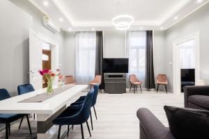 布达佩斯Prime star Deak ter Modern Luxury Apartments Budapest的客厅配有白色的桌子和椅子