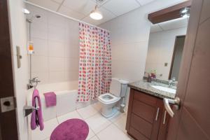 科恰班巴Apartamento Mira 1的一间带卫生间和水槽的浴室