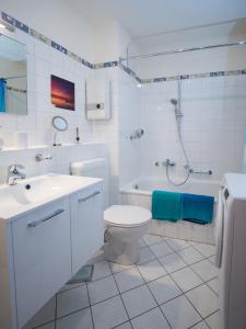萨尔布吕肯Ferienwohnung Fernblick的白色的浴室设有卫生间水槽和浴缸。