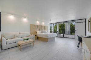 OspreyCasey Key Resorts - Mainland的客厅配有沙发和1张床