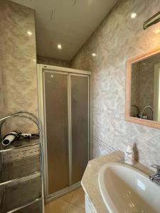 巴特弗兰肯豪森豪斯托斯卡纳旅馆的带淋浴和盥洗盆的浴室