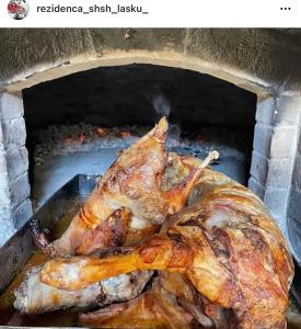 PukëHotel SH & SH的火鸡在砖炉里煮熟